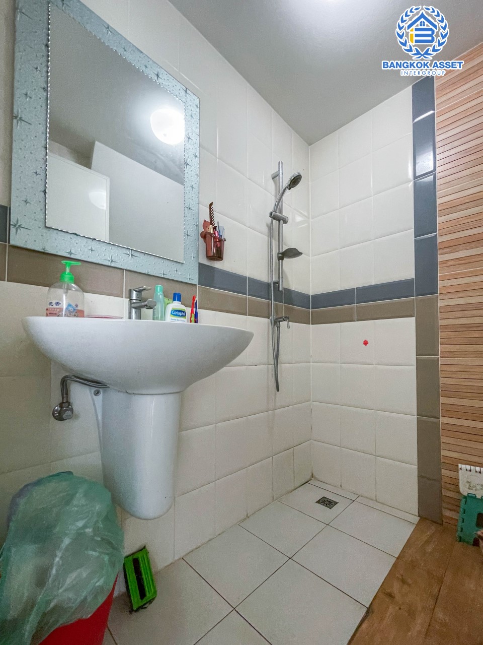 *****ทาวน์เฮ้าส์มือสองนนทบุรี ม.โกลเด้นทาวน์ ปิ่นเกล้า-จรัญสนิทวงศ์ ตอบโจทย์ทุกครอบครัว ด้วยฟังก์ชัน 4 ห้องนอน 3 ห้องน้ำ 2 ที่จอดรถ เนื้อที่ 24.1 ตร.ว. พร้อมห้องเอนกประสงค์ชั้นล่าง เดินทางสะดวกบนทำเลดีที่สุด เข้า-ออกหลายเส้นทาง ใกล้ จุดขึ้นทางด่วน ศรีรัช, สายรถไฟฟ้าสถานีบางบำหรุ และสถานีบางอ้อ